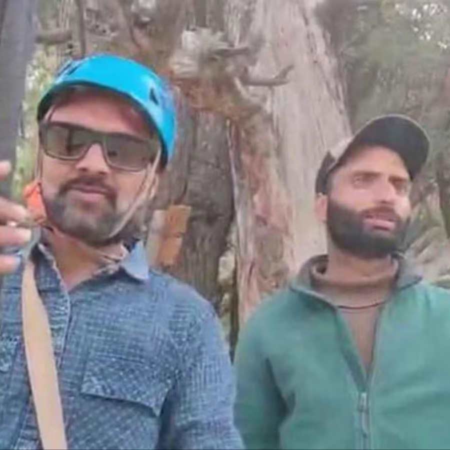 (বাঁ দিকে) সেই পর্যটক। যিনি ‘জ়িপলাইন অপারেটর’-এর (ডান দিকে) আচরণ নিয়ে সন্দেহ প্রকাশ করেন। ছবি: সংগৃহীত।