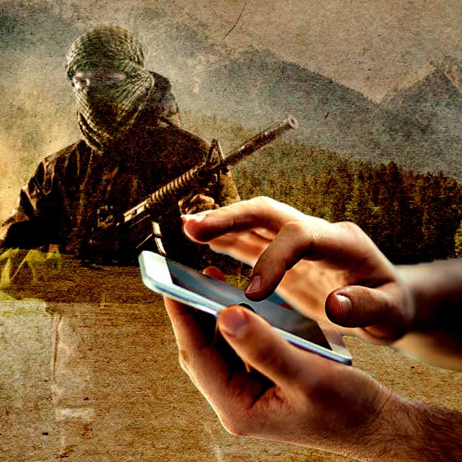 বিশেষ মোবাইল অ্যাপ ব্যবহার করছে জঙ্গিরা, দাবি তদন্তকারীদের। গ্রাফিক: আনন্দবাজার