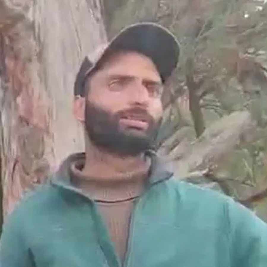 সেই জ়িপ লাইন অপারেটর মুজাম্মিল।