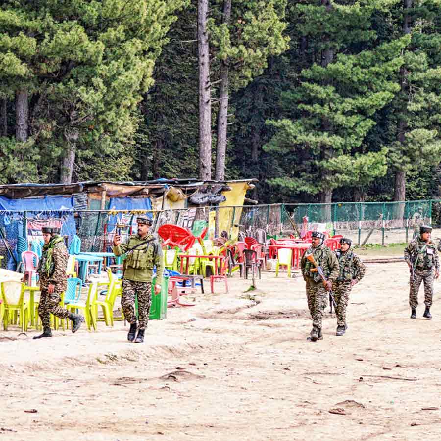 সতর্কতা: পহেলগামে সন্ত্রাসবাদী হামলার জায়গায় কড়া সামরিক পাহারা।