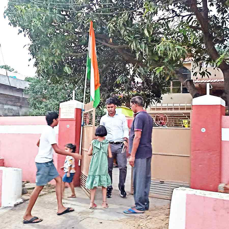 মণীশের বাড়িতে কেন্দ্রীয় তদন্তকারী সংস্থা এনআইএ-র গোয়েন্দা।