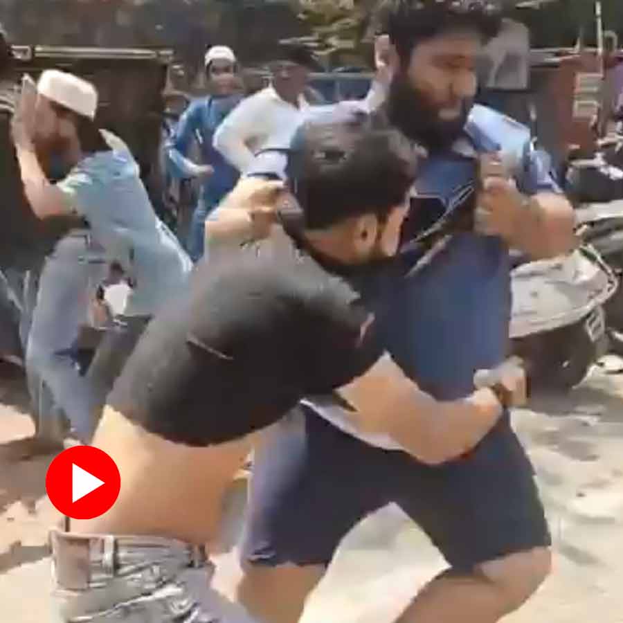 Video of brawl between two groups over excessive honking in Pune