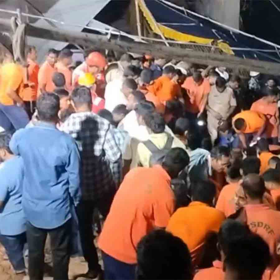 চলছে উদ্ধারকাজ।