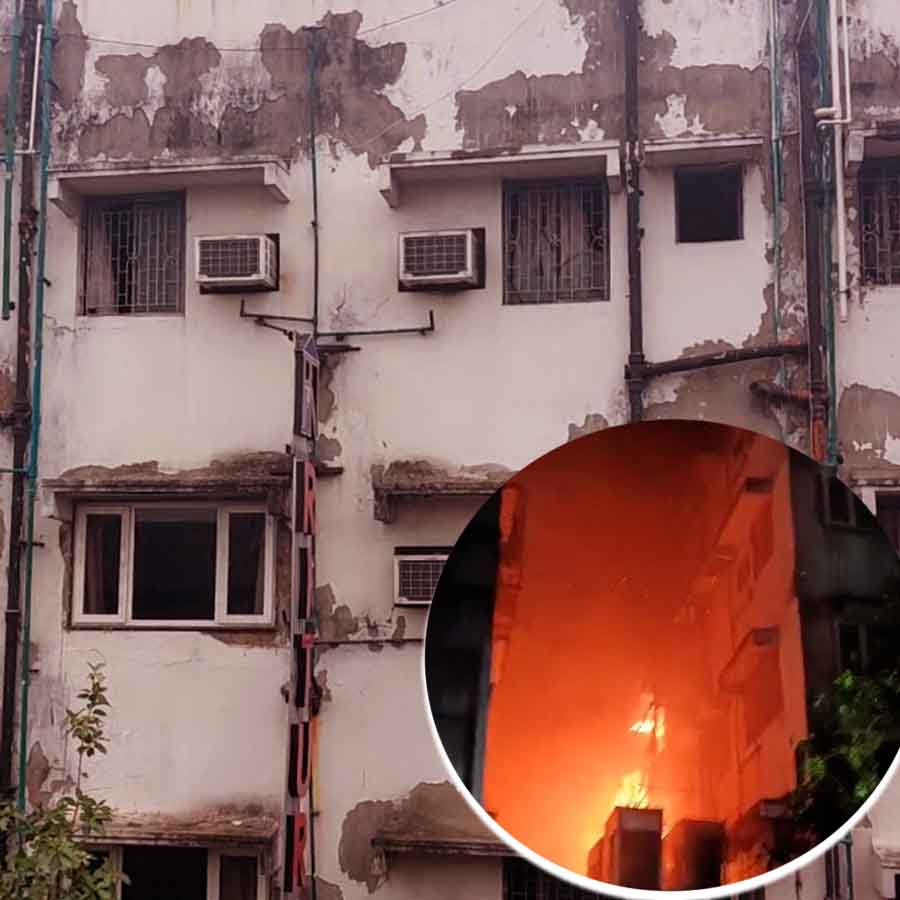 14 people killed As Fire Breaks Out At hotel in Mechhua Bazar Kolkata dgtl