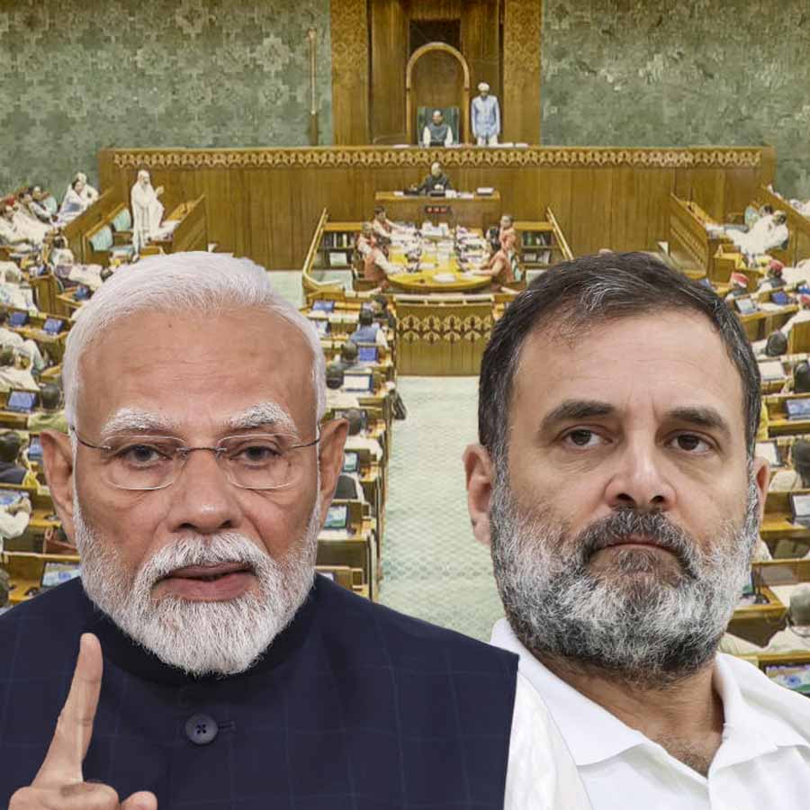(বাঁ দিকে) প্রধানমন্ত্রী নরেন্দ্র মোদী। রাহুল গান্ধী (ডান দিকে)।