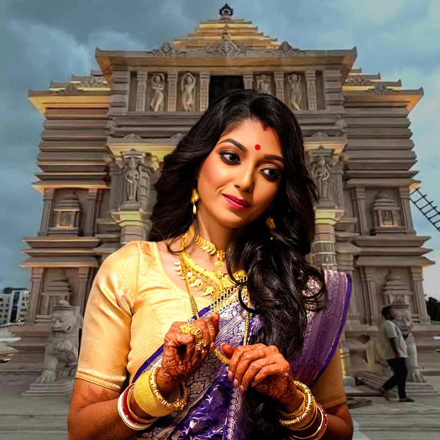 অভিনেত্রী দেবলীনা কুমার।