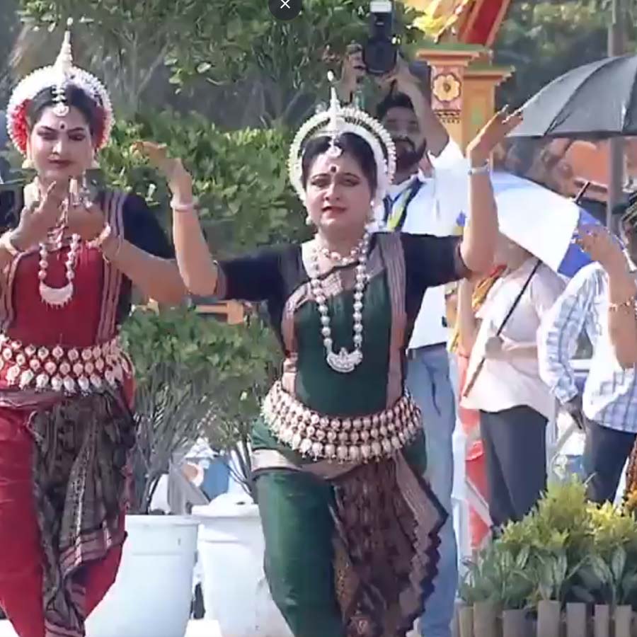 নৃত্য পরিবেশন করছে ডোনা গঙ্গোপাধ্যায়ের দল।