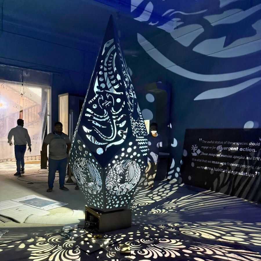 The special movement of ocean currents will be depicted through lighting.