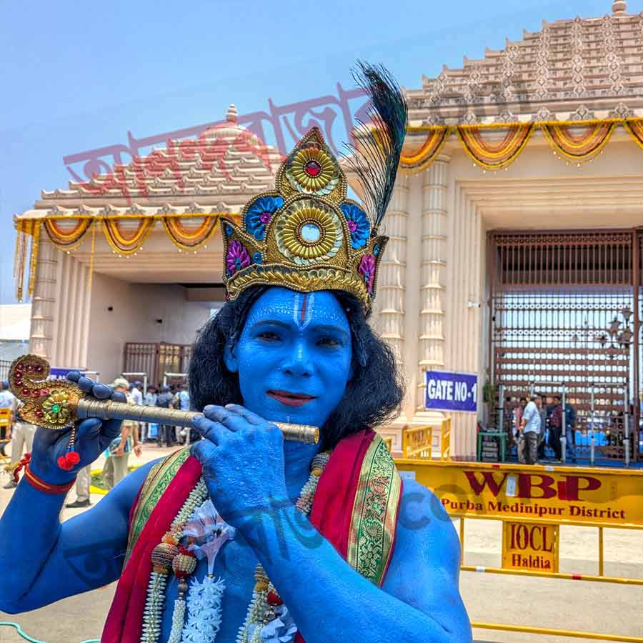 বুধবার সকাল ১১টা ১০ মিনিট থেকে সাড়ে ১১টার মধ্যে নিমকাঠের তৈরি জগন্নাথের মূর্তিতে প্রাণপ্রতিষ্ঠা হয়। ওই সময়ই ছিল প্রাণপ্রতিষ্ঠার মাহেন্দ্রক্ষণ। ওই ২০ মিনিটের মধ্যে রুদ্ধ দরজার ভিতরে পুরীর জগন্নাথ মন্দিরের অন্যতম প্রধান সেবায়েত রাজেশ দয়িতাপতির নেতৃত্বে পুরোহিতেরা প্রাণপ্রতিষ্ঠার প্রক্রিয়া সম্পন্ন করেন। দেবতার সর্বাঙ্গে কুশ স্পর্শ করানো হয়।