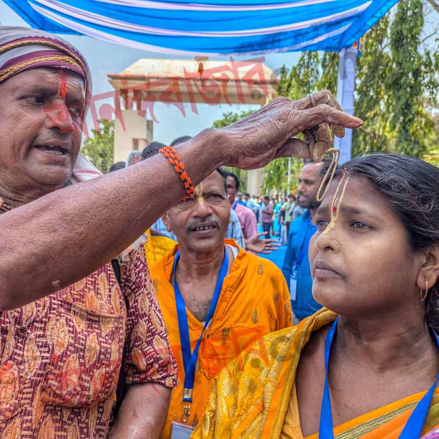 বেলা সাড়ে ১২টা নাগাদ পাথরের জগন্নাথেও প্রাণপ্রতিষ্ঠা করেন ইসকনের সেবায়েতরা। একই সঙ্গে প্রাণপ্রতিষ্ঠা সম্পন্ন হয় রাধাকৃষ্ণের পাথরের মূর্তিতেও। এর পর জগন্নাথের স্নান এবং বস্ত্র পরিধানের প্রক্রিয়া চলে। তার পরে ৫৬ ভোগ অর্পণ করা হয় জগন্নাথের উদ্দেশে। সেখানে নানা পদের সঙ্গে আছে গজা, পেঁড়া, রসগোল্লার মতো মিষ্টিও।