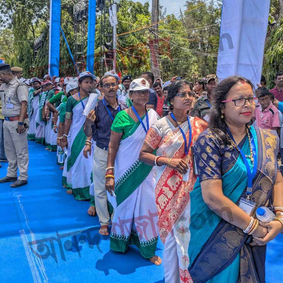 ‘অক্ষয়তৃতীয়ার মাহেন্দ্রক্ষণ’ ছিল দুপুর ৩টে থেকে ৩টে ১০ মিনিট। ওই সময়েই মন্দিরের দ্বারোদ্ঘাটন করেন মুখ্যমন্ত্রী মমতা। জগন্নাথের উদ্দেশে প্রথম সন্ধ্যারতিও করবেন তিনিই।