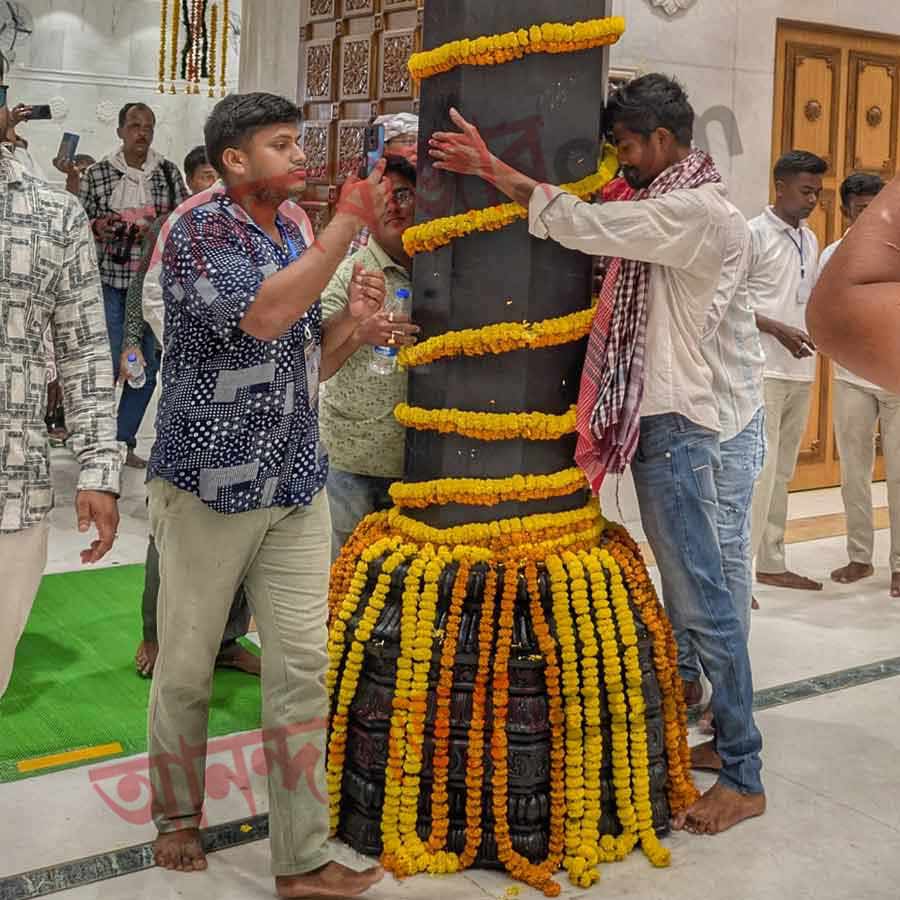 বুধবার সকাল থেকেই সাজ সাজ রব ছিল দিঘায়। জগন্নাথ মন্দিরের দ্বারোদ্ঘাটনকে কেন্দ্র করে সেজে উঠেছিল পূর্ব মেদিনীপুরের এই সৈকতশহর। গোটা শহরকে রঙিন আলোয় মুড়ে ফেলা হয়েছিল।