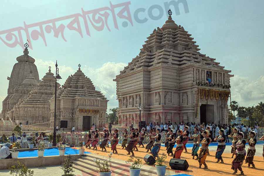 সমুদ্রসৈকতে বিভিন্ন জায়গায় অস্থায়ী মণ্ডপ বেঁধে এলইডি স্ক্রিনের ব্যবস্থা করা হয়েছিল। সেখানে গোটা প্রক্রিয়ার সরাসরি সম্প্রচার চলছে। প্রচুর ভক্তও ভিড় করেছিলেন মন্দিরের চারপাশে। কেউ কেউ আবার এসেছিলেন শ্রীকৃষ্ণ এবং জগন্নাথদেবের বেশে।