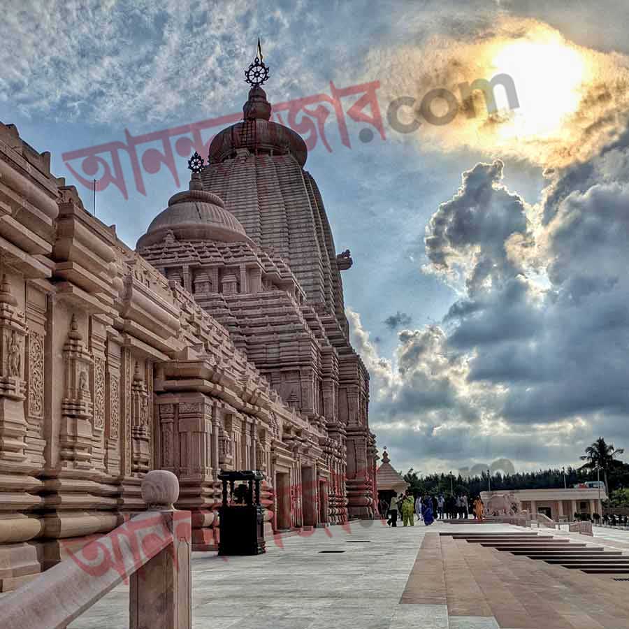 উদ্বোধনী অনুষ্ঠান উপলক্ষে কড়া নিরাপত্তাও মোতায়েন করা হয়েছে মন্দিরচত্বরে। পুলিশ সূত্রে খবর, ৮০০ পুলিশকর্মী মোতায়েন করা হয়েছে মন্দিরচত্বরে। পাশের জেলাগুলি থেকেও আনা হয়েছে পুলিশবাহিনী।