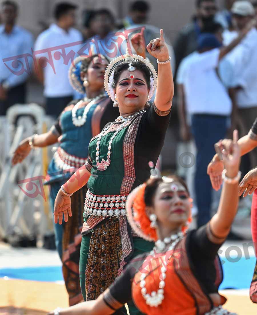 মুখ্যমন্ত্রী মমতা সোমবারই পৌঁছে গিয়েছিলেন দিঘায়। মন্দির পরিদর্শন করেন তিনি। মঙ্গলবারও মন্দির চত্বরে উৎসবের মেজাজ ছিল। ধুমধাম করে হয়েছিল মহাযজ্ঞ। সকাল থেকেই শুরু হয়েছিল যজ্ঞের কাজ। জগন্নাথদেবকে আবাহনের উদ্দেশ্যে মঙ্গলবার সকাল থেকে শুরু হয়ে তা চলে বিকেল পর্যন্ত। পূর্ণাহুতি দেন স্বয়ং মুখ্যমন্ত্রী।