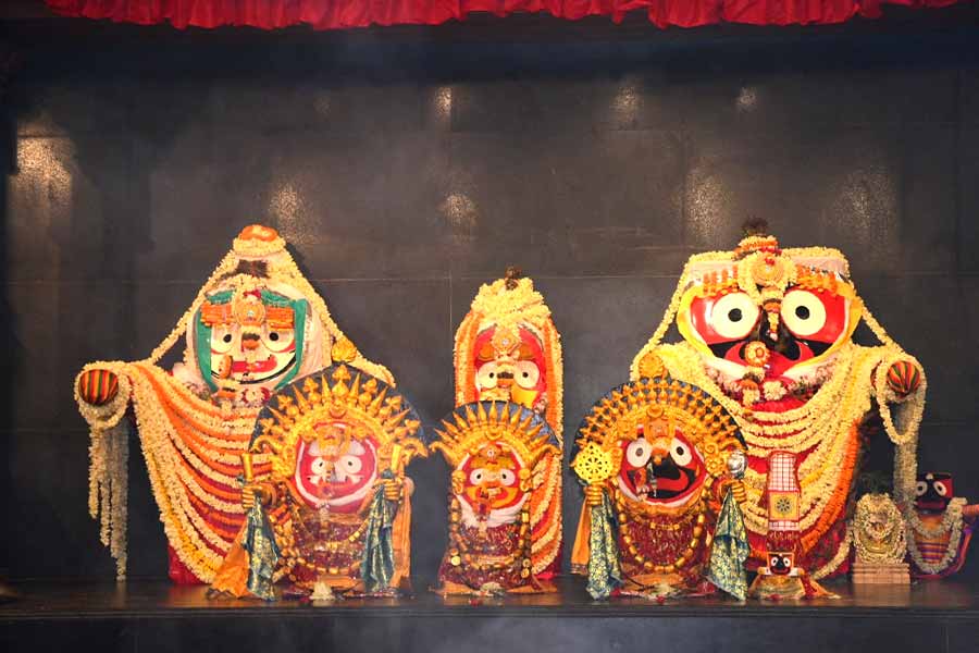 মন্দিরে দেবমূর্তি।
