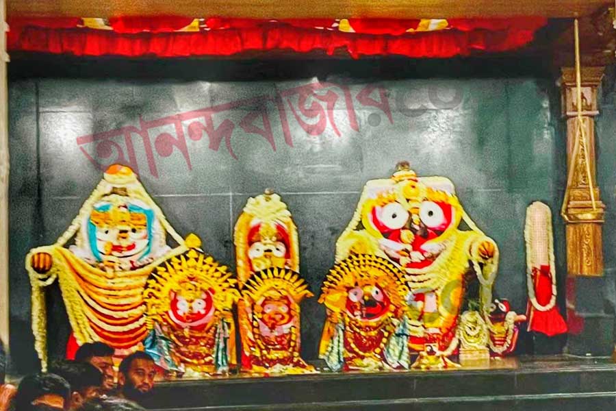 ওই সময়েই দিঘার জগন্নাথ মন্দিরে পৌঁছোন মুখ্যমন্ত্রী মমতা। নির্দিষ্ট আসনে বসেন। মন্দিরের বাইরে সাংস্কৃতিক অনুষ্ঠান শুরু হয়। সঙ্গীত পরিবেশন করেন গায়ক-গায়িকারা। সঙ্গীত পরিবেশন করেন রাজারহাট গোপালপুরের বিধায়ক অদিতি মুন্সী। অদিতির পরে সঙ্গীত পরিবেশন করেন জিৎ গঙ্গোপাধ্যায়। দু’টি গান করেন তিনি। দু’টি গানেরই গীতিকার, সুরকার মুখ্যমন্ত্রী স্বয়ং। জিতের পরে মঞ্চে ওঠেন সঙ্গীতশিল্পী নচিকেতা চক্রবর্তী।