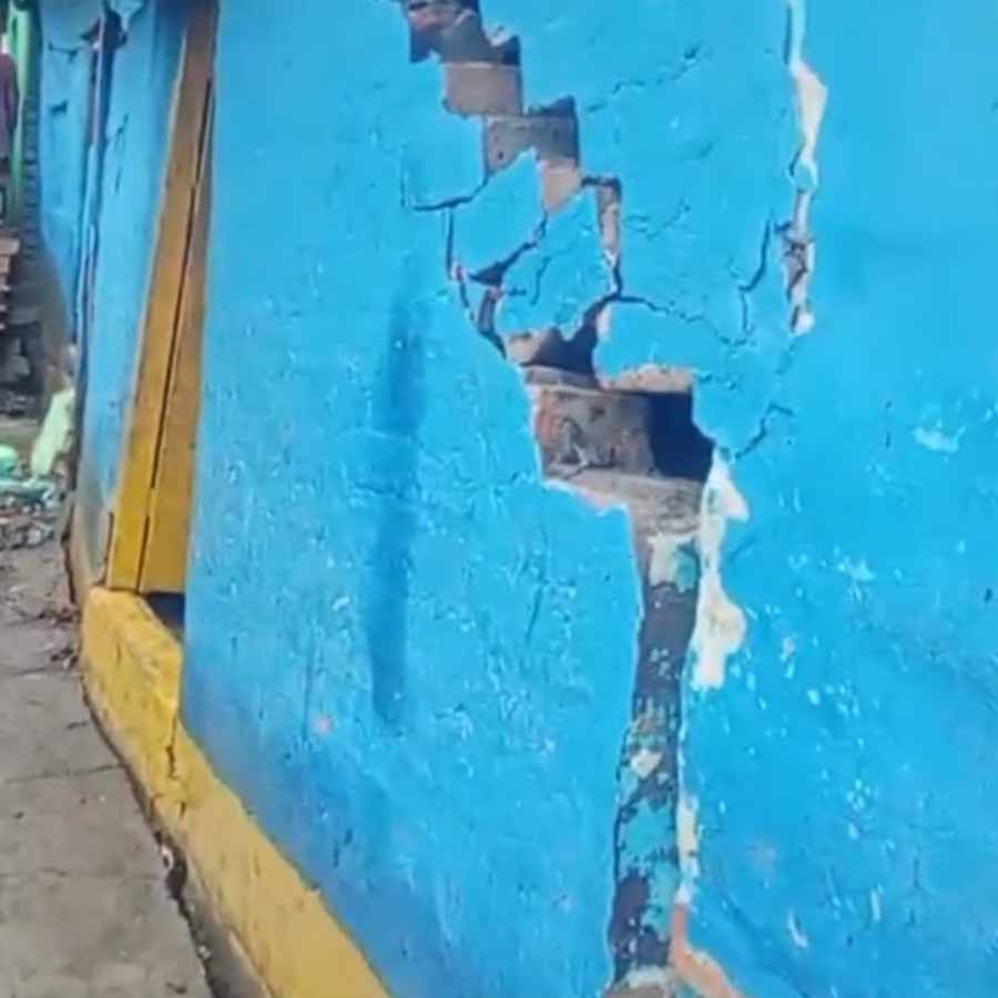 Cracks in houses, areas submerged in water due to heavy rainfall at Howrah dgtld