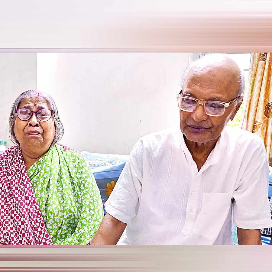 পহেলগামে জঙ্গি হামলায় নিহত বিতান অধিকারীর শোকার্ত মা-বাবা। বৃহস্পতিবার। 