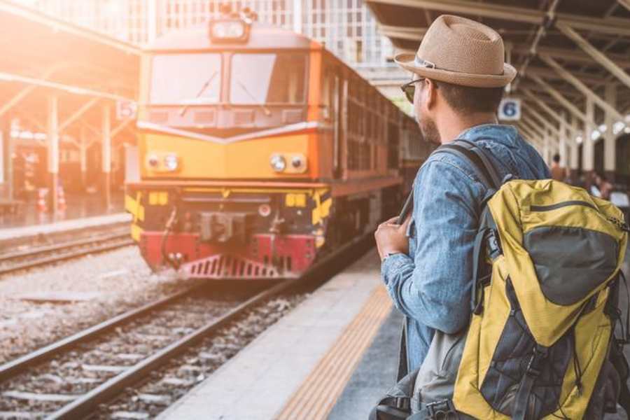 ব্যাগের আকার বিসদৃশ ঠেকলে সেটি খুলিয়ে পরীক্ষাও করতে পারে পুলিশ।