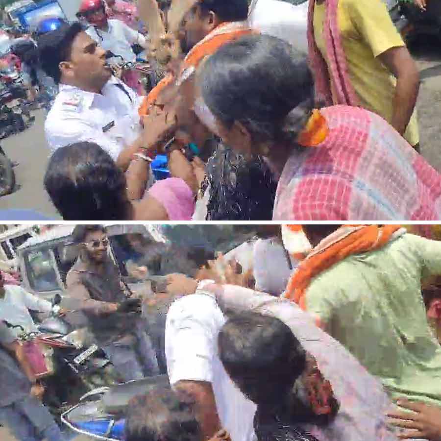 পুলিশকে জুতোপেটা হাওড়ায়।