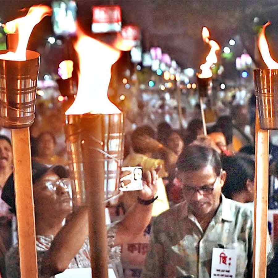 Girls should keep the necessary household tools for self-defense with them so that they can use them when needed