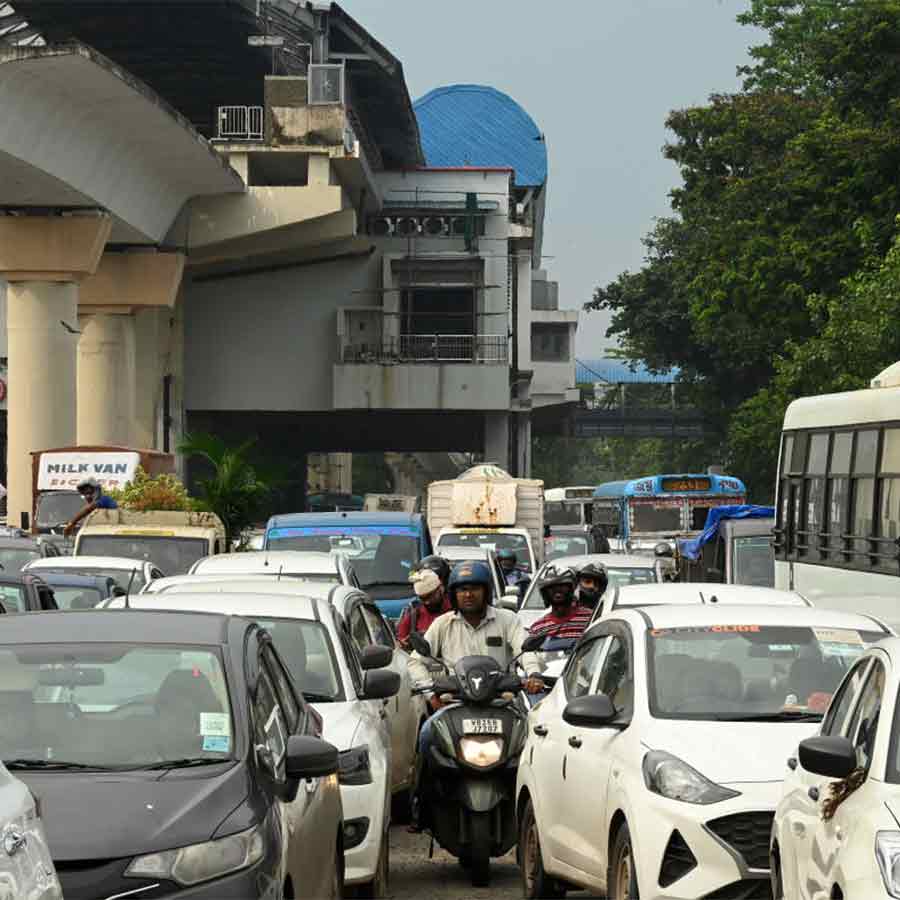 স্তব্ধ: যানজটে থমকে চিংড়িঘাটা মোড়। 