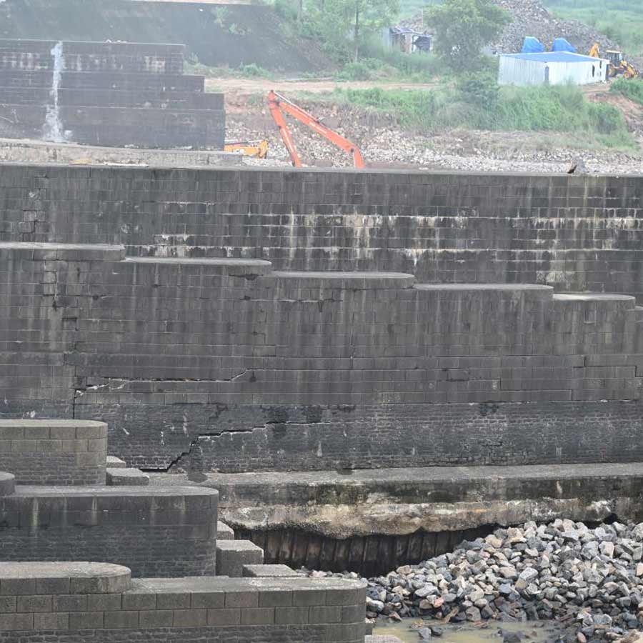 Heavy traffic has been stopped through the Tilpara reservoir on the Mayurakshi river in Birbhum due to widening cracks in the Siuri dam