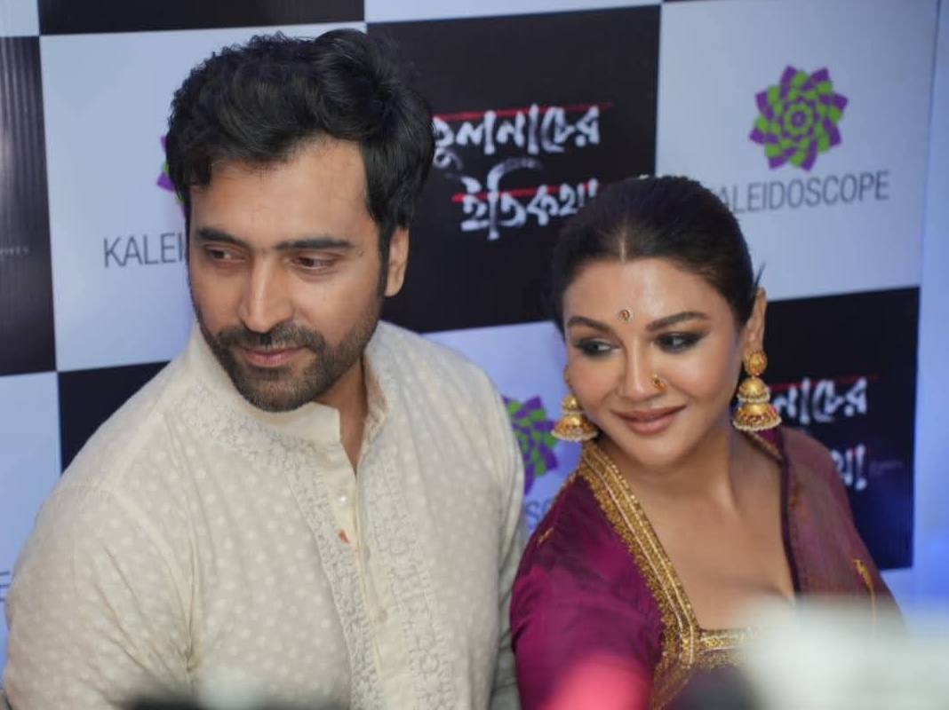 ‘পুতুলনাচের ইতিকথা’ ছবির বিশেষ প্রদর্শনে আবীর চট্টোপাধ্যায়-জয়া আহসান।