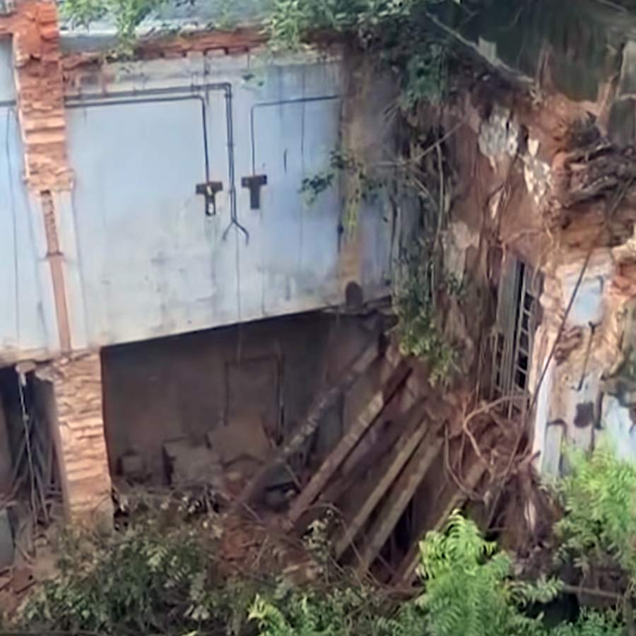 Old house collapsed in North Kolkata due to continuous rains dgtl
