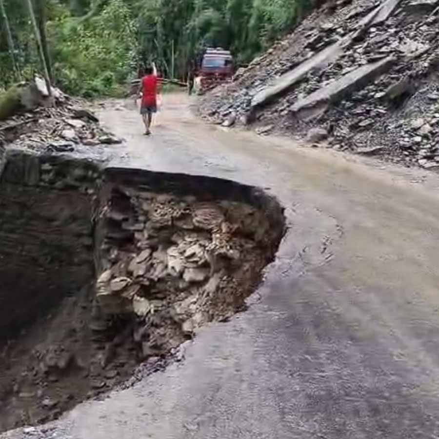 National Highway 10 completely closed again due to landslide dgtld