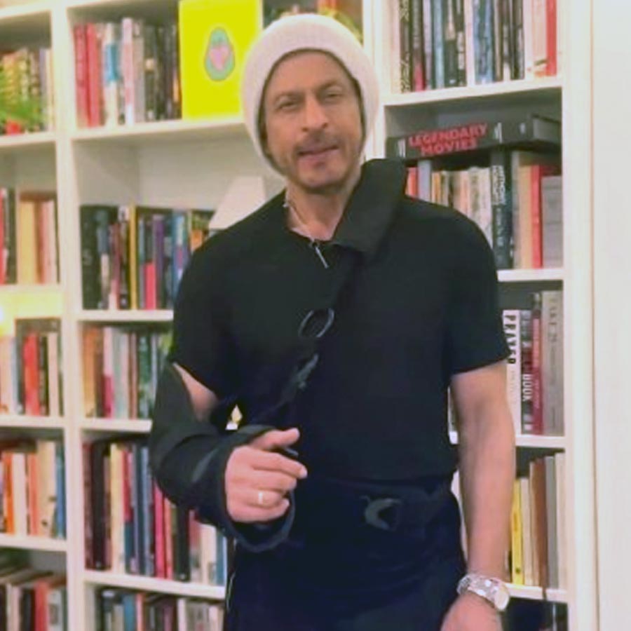 Shah Rukh Khan Arm Is in A Cast In His National Award Video due to this reason dgtl