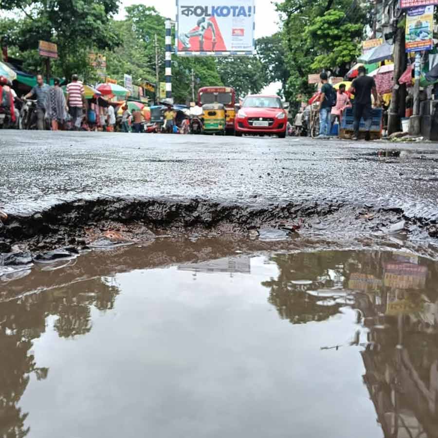 Kolkata roads in disrepair due to heavy rains, administration prepares to repair them as soon as the rain stops