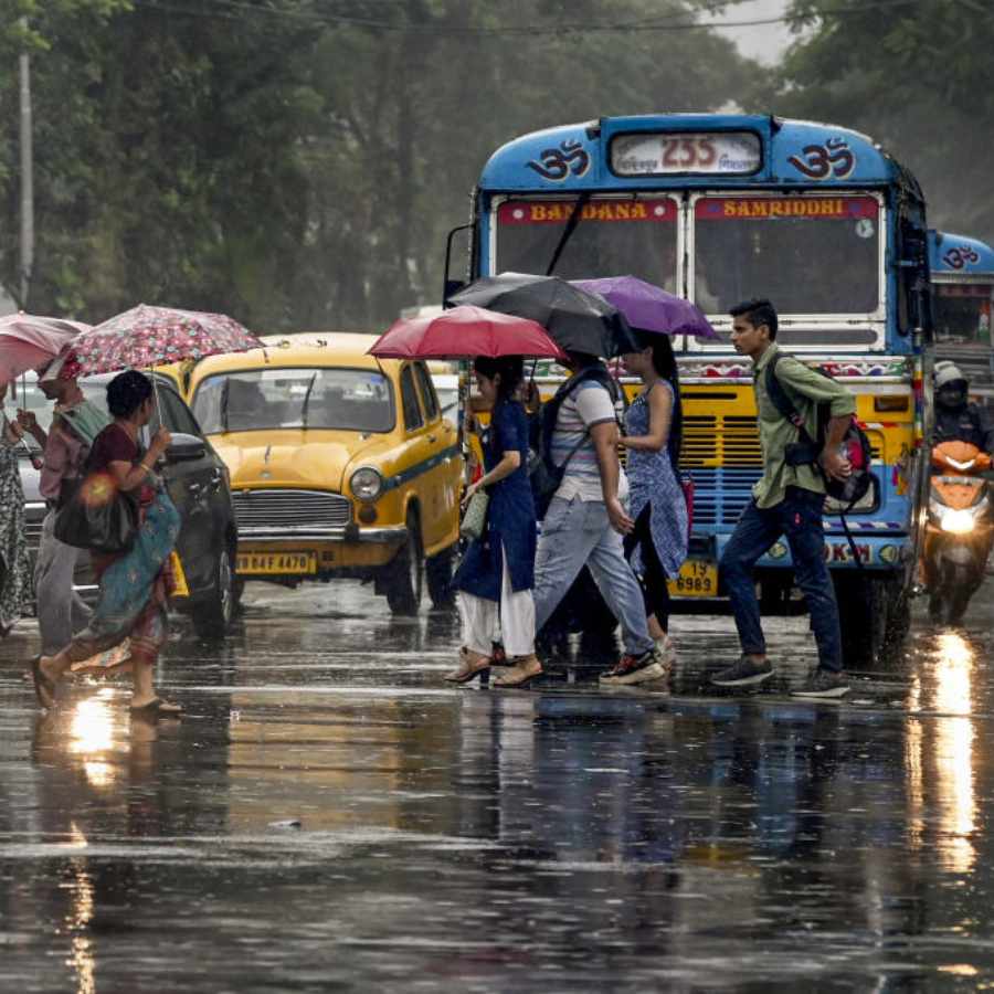 Light to moderate rainfall at many places with isolated heavy rainfall likely over West Bengal dgtl