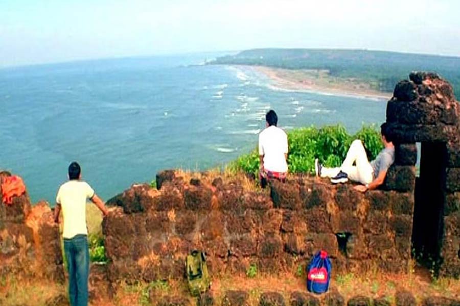 উত্তর গোয়ার বার্দেজ়ে আরব সাগরের তীরে  চাপোরা দুর্গে শুটিং হয়েছিল ছবিটির।