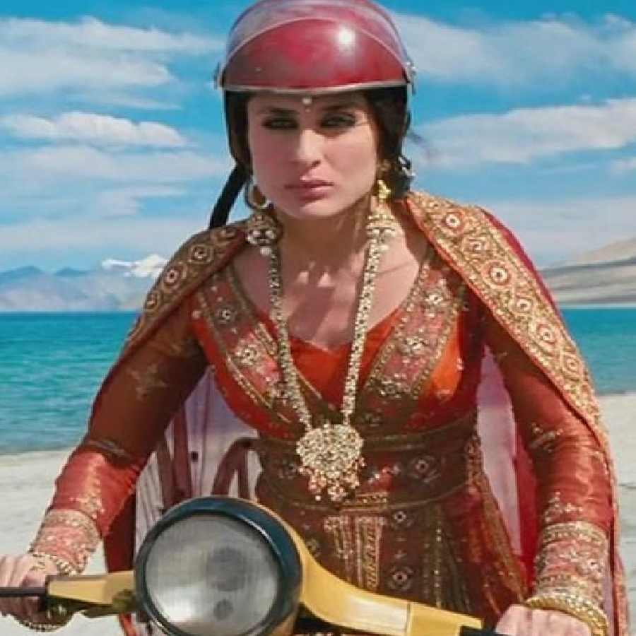 ‘থ্রি ইডিয়টস’ ছবিতে নায়িকা করিনা কপূর। প্যাংগং লেকের ধারে।