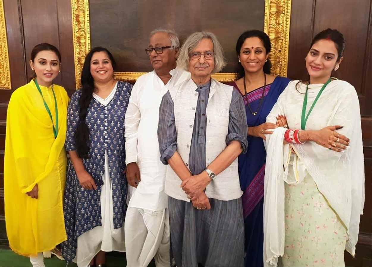 সুখস্মৃতি: যোগেন চৌধুরী, সুপ্রিয়া সুলে ও অন্যদের সঙ্গে সৌগত রায়।