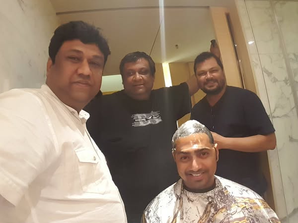 ‘ধূমকেতু’ ছবিতে প্রস্থেটিক মেকআপের আগে রানা সরকার, কৌশিক গঙ্গোপাধ্যায়, রূপটানশিল্পী বিক্রম গায়কোয়াড়, দেব।