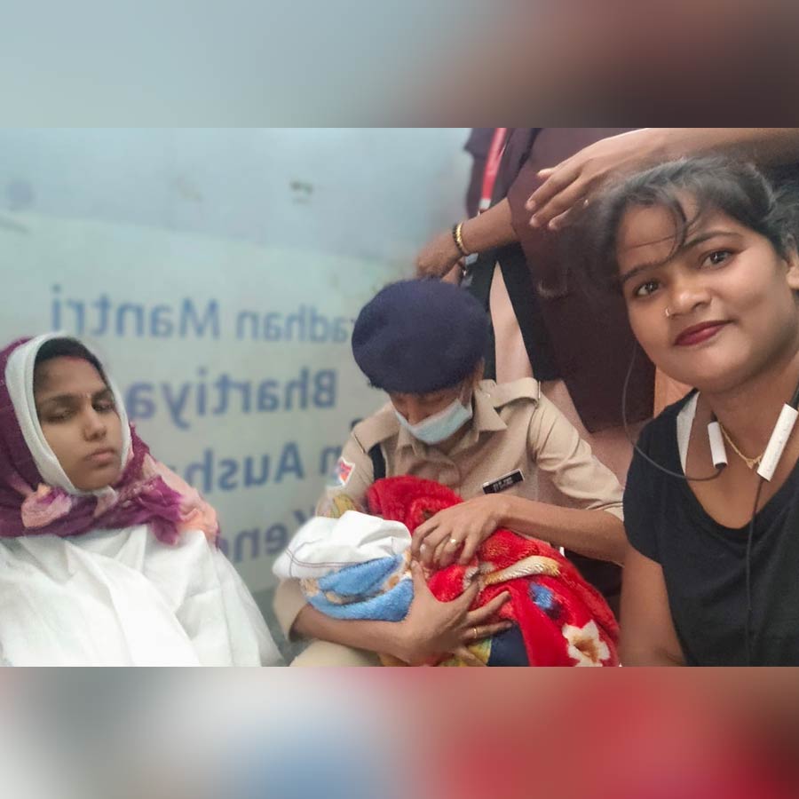 One woman gave birth in Bengaluru station, woman from bardhaman helped dgtld