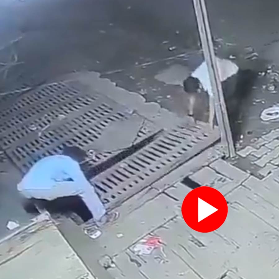 Video of thieves caught stealing sewer cover in Uttar Pradesh Ghaziabad goes viral dgtl