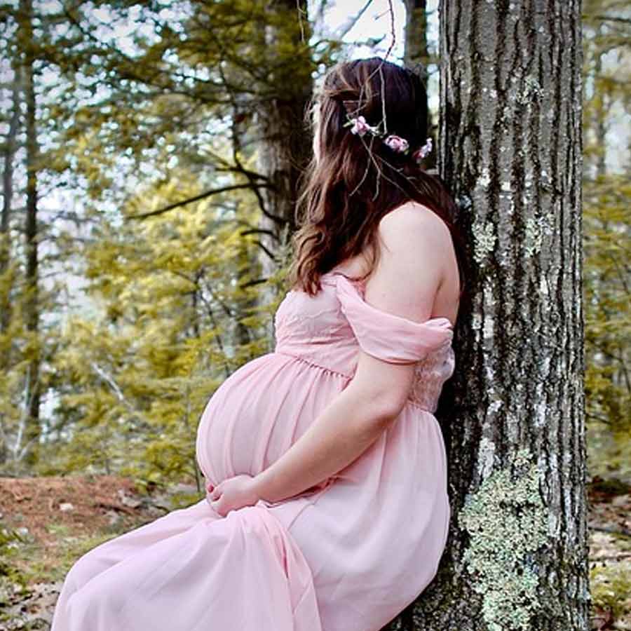 অন্তঃসত্ত্বা অবস্থায় শুটিং করতে গিয়েছিলেন বলে বাঙালি অভিনেত্রীর প্রতি পরকীয়ার অভিযোগ তুলেছিলেন তাঁরই সহ-অভিনেতা। অপমান সহ্য করতে না পেরে অবশ্য বলিপাড়ার নামী অভিনেতাকে কড়া কথা শুনিয়ে দিয়েছিলেন সেই অভিনেত্রী।