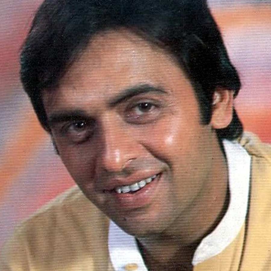 মৌসুমীর স্বামী জয়ন্তের প্রিয় বন্ধু ছিলেন বলি অভিনেতা বিনোদ মেহরা। তাঁরা সহপাঠী ছিলেন। এমনকি, একই বিল্ডিংয়ে থাকতেন বলে এক সাক্ষাৎকারে জানিয়েছিলেন মৌসুমী। সেই সূত্রে নায়িকার সঙ্গেও বিনোদের সখ্য গড়ে উঠেছিল।