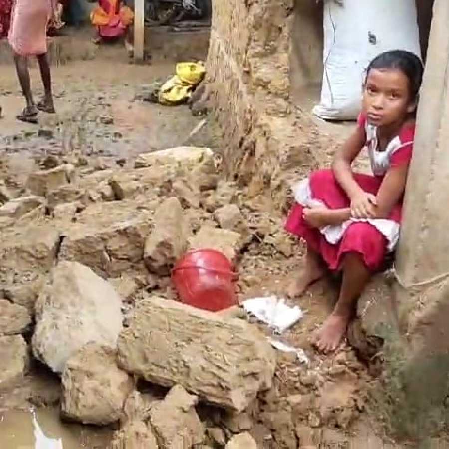 A girl dies in mud house collapse in Bankura dgtld