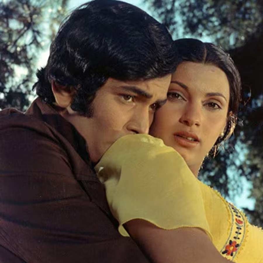 ডিম্পলের সন্তান নিয়ে রাজেশকে তৎক্ষণাৎ প্রশ্ন করেছিলেন মৌসুমী, “ডিম্পলের সন্তানের পিতা কে? তুমি না ঋষি কপূর?” মৌসুমীর মুখে এই প্রশ্ন শুনে অবাক হয়ে গিয়েছিলেন রাজেশ। জবাব দেওয়ার মতো কোনও শব্দবন্ধই খুঁজে পাননি তিনি। থম মেরে বসে পড়েছিলেন অভিনেতা।