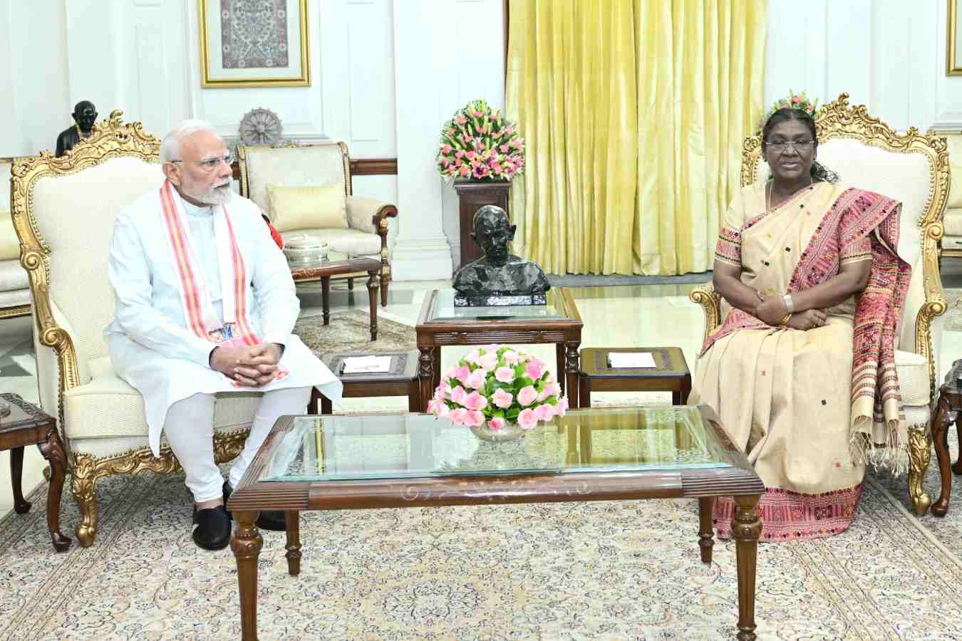 প্রধানমন্ত্রী নরেন্দ্র মোদীর সঙ্গে রাষ্ট্রপতি দ্রৌপদী মুর্মু।