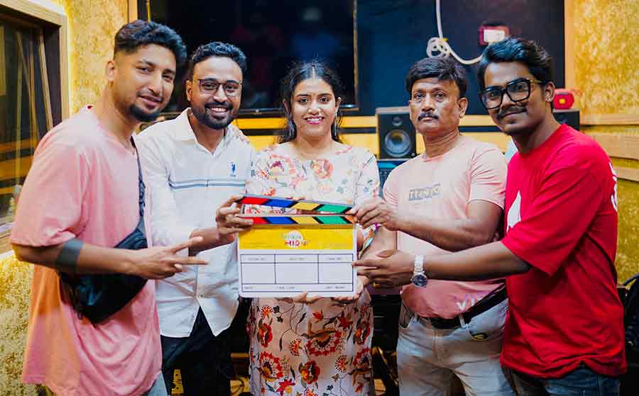 ক্যাপশন: গান রেকর্ডিংয়ে অঙ্কিতা ভট্টাচাৰ্য।