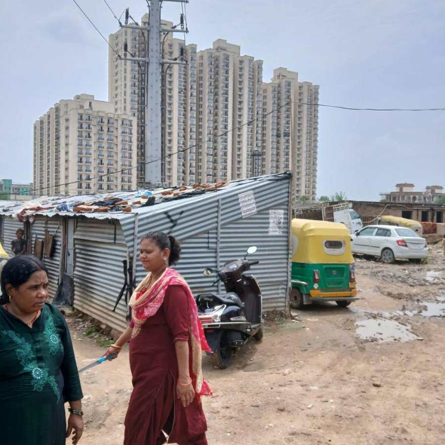 Police are taking money for releasing Bengali migrant workers who are detained in Gurugram, Complaints arise