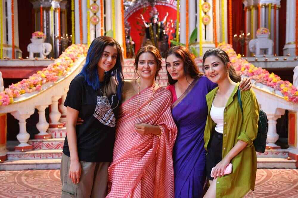 শুটের অবসরে দর্শনা বণিক, প্রিয়াঙ্কা সরকার, বিবৃতি চট্টোপাধ্যায়, ঐশ্বর্য সেন।