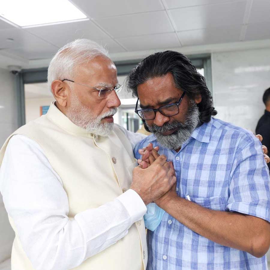 দিল্লিতে পিতৃহারা হেমন্ত সোরেনকে সান্ত্বনা প্রধানমন্ত্রী নরেন্দ্র মোদীর।