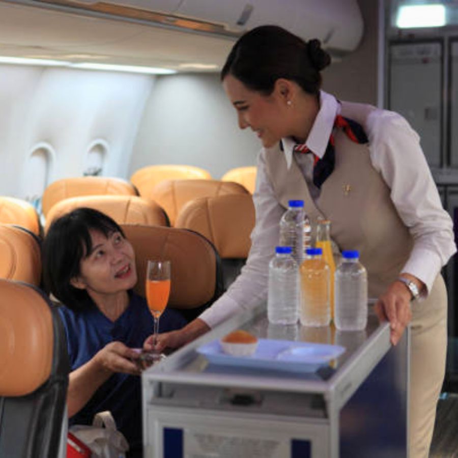 The cabin crew listened to the passengers' various requests with a smile and provided appropriate advice.